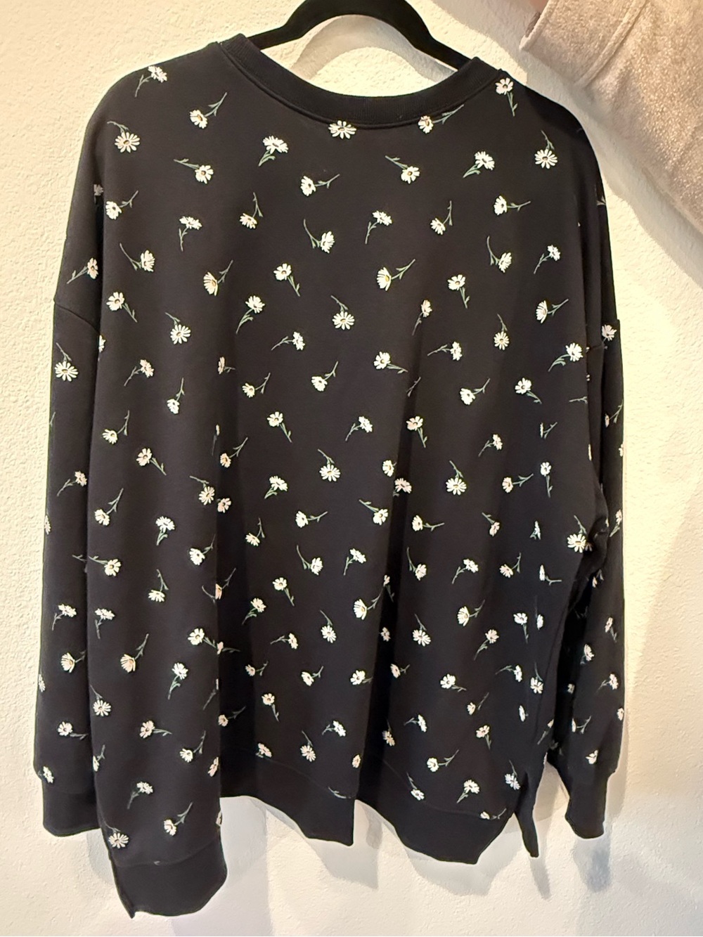 Torrid Black Daisy Print Pullover Sweatshirt - Picture 2 of 2